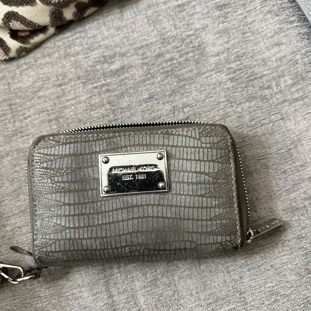 Micheal Kors snake zippy wallet